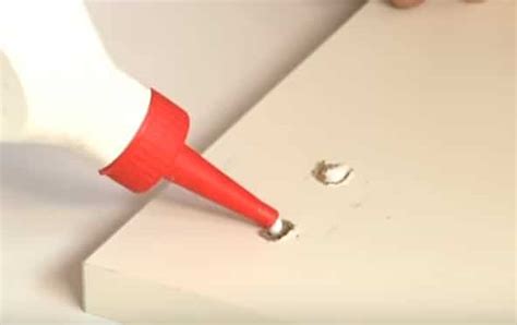 Come riparare il foro di una vite spanata nel legno e nel metallo